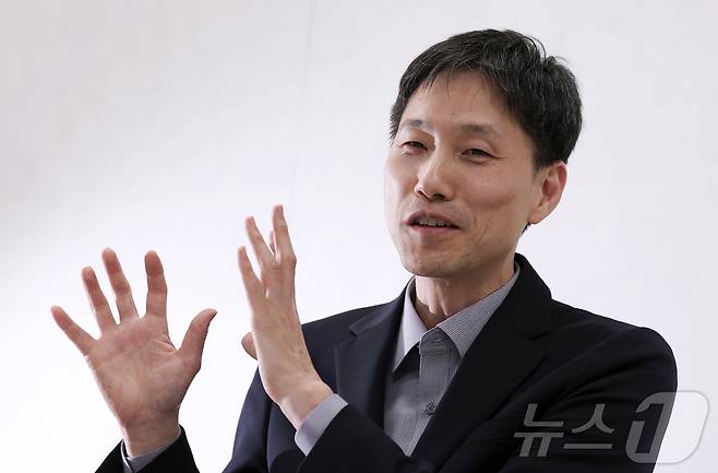 강민욱 고려대학교 경제학과 교수가 24일 고려대학교 교수 연구실에서 뉴스1 대선 기획 '3040, 차기 정부에 바란다' 인터뷰를 하고 있다. 2025.4.24/뉴스1 ⓒ News1 김성진 기자