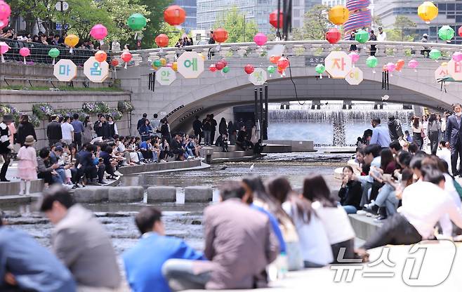 봄보다는 초여름에 가까운 날씨를 보인 지난 30일 오후 서울 청계천을 찾은 시민들이 가벼운 옷차림으로 즐거운 점심시간을 보내고 있다. 2025.4.30/뉴스1 ⓒ News1 박지혜 기자