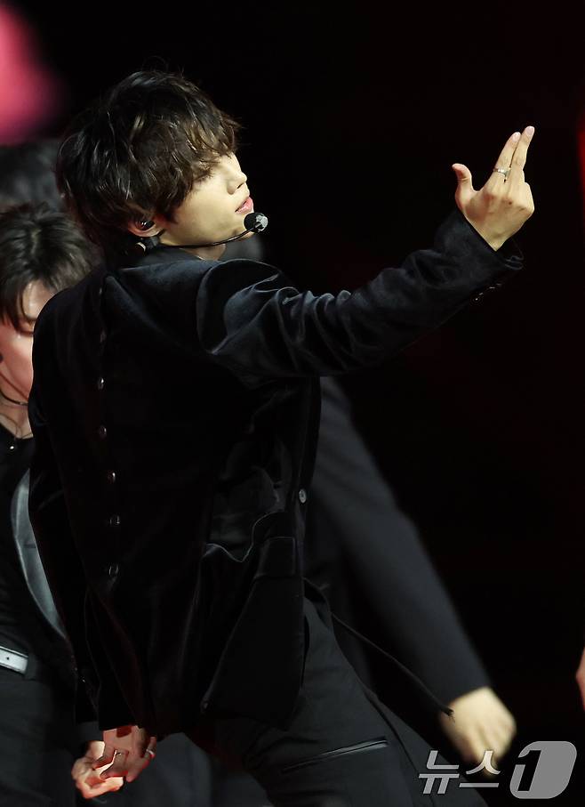 더보이즈 선우가 30일 서울 마포구 상암 월드컵경기장에서 열린 ‘서울스프링페스타 WONDER SHOW’에 출연해 멋진 무대로 여심을 홀리고 있다. ⓒ News1 권현진 기자