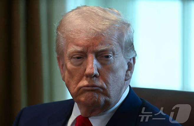 도널드 트럼프 미국 대통령이 30일(현지시간) 워싱턴 백악관에서 열린 각료회의서 "일론 머스크 정부 효율부 수장은 원하는 만큼 정부에 머물 수 있다. 언젠가는 그는 아마도 집으로 돌아가 자신의 차들을 챙기고 싶을 것이다＂고 말하고 있다. 2025.05.01 ⓒ AFP=뉴스1 ⓒ News1 우동명 기자