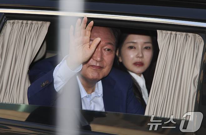 윤석열 전 대통령이 11일 오후 서울 용산구 대통령관저에서 나와 지지자들 향해 손 인사를 하고 있다. 사진 오른쪽은 부인 김건희 여사.(공동취재) 2025.4.11/뉴스1 ⓒ News1 김성진 기자