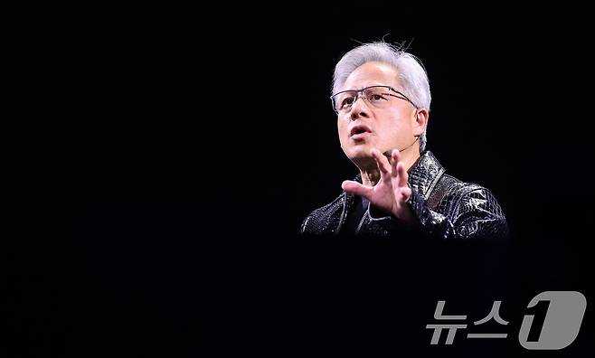 젠슨 황 엔비디아 최고경영자(CEO)가 세계 최대 IT(정보기술)·가전 전시회 'CES 2025' 개막을 하루 앞둔 6일(현지시간) 미국 네바다주 라스베이거스 만달레이베이 컨벤션센터에서 기조연설을 하고 있다. 2025.1.6/뉴스1 ⓒ News1 신웅수 기자