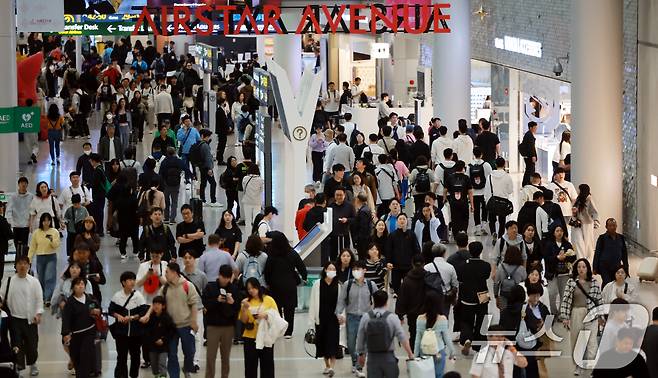 엿새간 이어지는 황금연휴가 시작된 1일 인천국제공항 제1여객터미널 면세구역이 여행객들로 붐비고 있다. 2025.5.1/뉴스1 ⓒ News1 김진환 기자