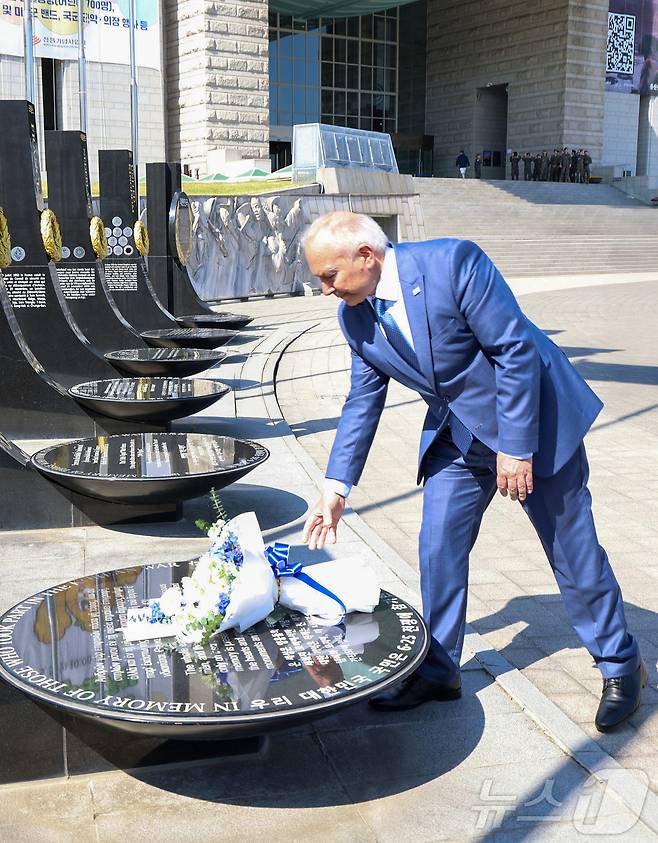 스테파노스 기카스(Stefanos Gkikas) 그리스 해양 및 도서 정책부 차관이 지난 30일 서울용산구 전쟁기념관 평화의광장 그리스참전기념비에 헌화하고 있다.(전쟁기념사업회 제공. 재판매 및 DB 금지) 2025.5.1/뉴스1