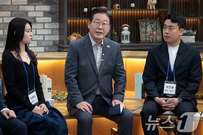 이재명 더불어민주당 대통령 후보가 30일 오후 서울 구로구의 한 스튜디오에서 열린 '슬기로운 퇴근생활' 직장인 간담회에서 참가자들과 직장인의 고충에 대해 이야기를 나누고 있다. 2025.4.30/뉴스1 ⓒ News1 국회사진취재단