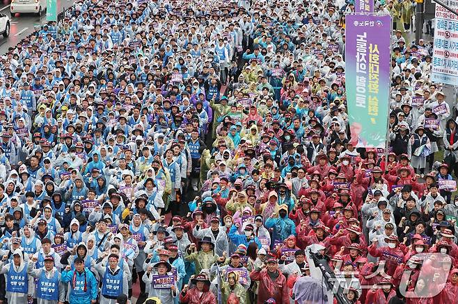한국노총 조합원들이 1일 오후 서울 종로구 동십자각 일대에서 열린 '제135주년 세계노동절 전국노동자대회'에서 구호를 외치고 있다. 2025.5.1/뉴스1 ⓒ News1 민경석 기자