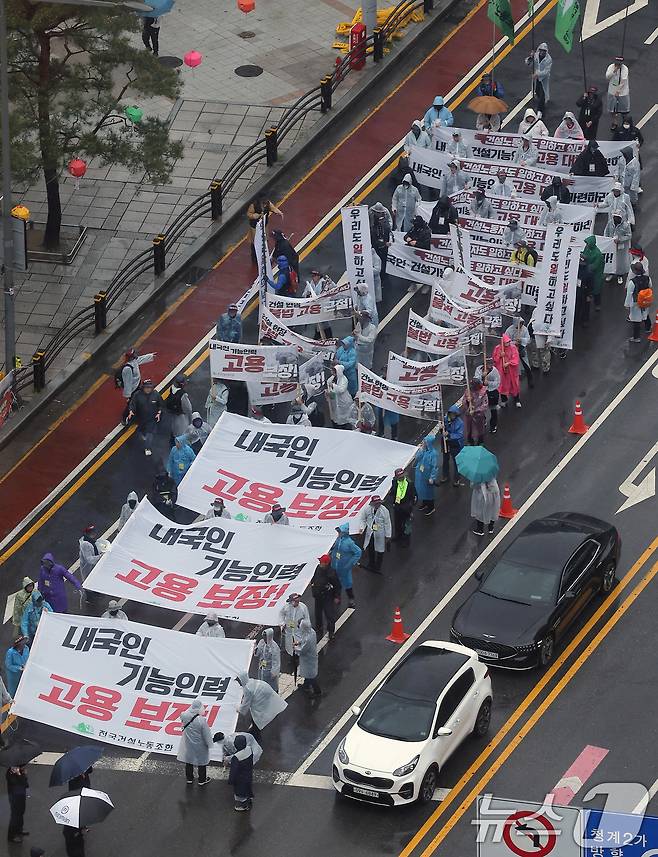 민주노총 건설산업연맹 전국건설노동조합 노조원들이 근로자의 날인 1일 오후 서울 중구 숭례문을 출발해 종로1가 방향으로 행진하고 있다. 건설노조는 건설노동자에 대한 고용 안정 대책 마련을 촉구하며 노동절 대행진을 진행했다. 2025.5.1/뉴스1 ⓒ News1 박정호 기자