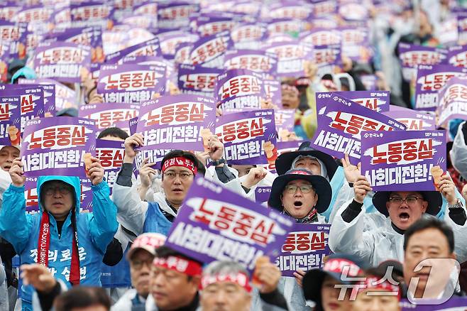 한국노총 조합원들이 1일 오후 서울 종로구 동십자각 일대에서 열린 '제135주년 세계노동절 전국노동자대회'에서 구호를 외치고 있다. 2025.5.1/뉴스1 ⓒ News1 민경석 기자