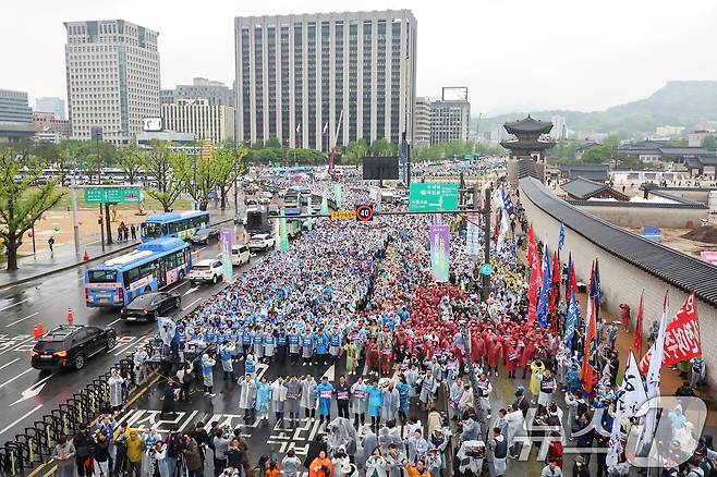 한국노총 조합원들이 1일 오후 서울 종로구 동십자각 일대에서 열린 '제135주년 세계노동절 전국노동자대회'에서 구호를 외치고 있다. 2025.5.1/뉴스1 ⓒ News1 민경석 기자