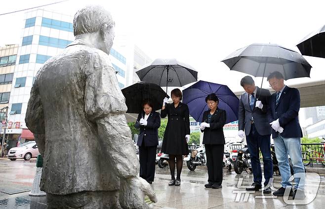 조국혁신당 김선민 대표 권한대행을 비롯한 의원들이 1일 세계 노동자의 날을 맞아 서울 종로구 전태일 동상에 헌화한 뒤 묵념하고 있다. (조국혁신당 제공. 재판매 및 DB 금지) 2025.5.1/뉴스1 ⓒ News1 김민지 기자