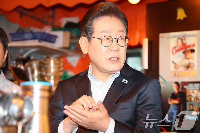 이재명 더불어민주당 대통령 후보가 1일 오후 서울 종로구 역전포장마차 종로종각점에서 열린 '민생시리즈2' 비전형 노동자 간담회에서 발언을 하고 있다. (공동취재) 2025.5.1/뉴스1 ⓒ News1 이재명 기자