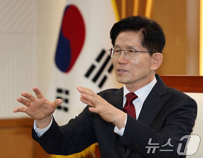 김문수 국민의힘 대선 경선 후보가 1일 충남도청을 방문해 김태흠 도지사와 면담을 갖고 있다. 2025.5.1/뉴스1 ⓒ News1 김기태 기자