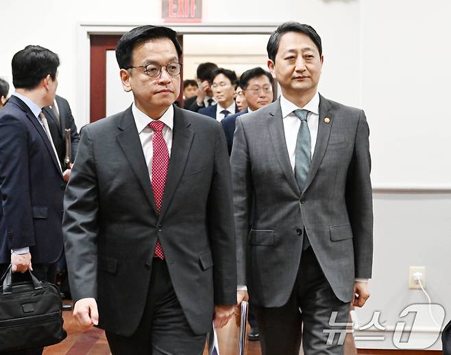 최상목 부총리 겸 기획재정부 장관이 안덕근 산업통상자원부 장관과 함께 24일(현지시간) 미국 워싱턴D.C. 주미대사관에서 한-미 2+2 통상협의(Trade Consultation) 관련 합동브리핑을 하기 이해 이동하고 있다. (기획재정부 제공. 재판매 및 DB 금지) 2025.4.25/뉴스1 ⓒ News1 김명섭 기자