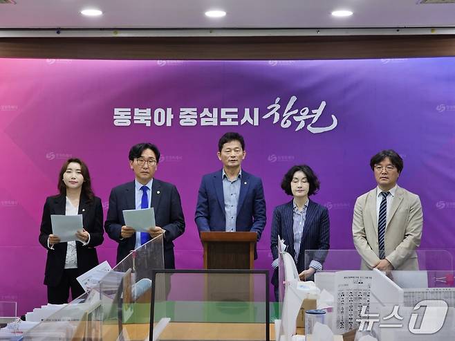 허성무 전 시장에 대한 사화·대상공원 특례사업 수사의뢰에 대해 검찰이 무혐의 처분을 내린 가운데 창원시의회 민주당 의원단이 1일 창원시청 프레스센터에서 기자회견을 열고 국민의힘 의원들에게 사과를 촉구하고 있다. ⓒ 뉴스1 박민석 기자