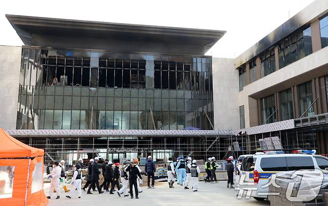 부산 기장군 반얀트리 호텔 신축 공사장 화재 현장에서 경찰과 과학수사대 화재감식팀, 소방 당국, 국립과학수사연구원, 국립재난안전원 등 관계자들이 합동 감식을 하기 위해 이동하고 있다. 2025.2.16/뉴스1 ⓒ News1 윤일지 기자