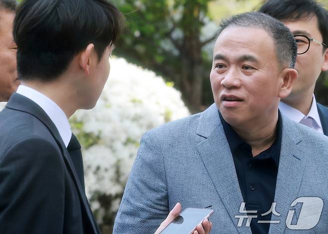 윤석열 전 대통령 부부 공천 개입 의혹의 핵심 인물인 명태균 씨가 30일 오전 검찰 조사를 받기 위해 서울 서초구 서울고검 청사로 출석하며 취재진의 질문에 답하고 있다. 2025.4.30/뉴스1 ⓒ News1 김진환 기자