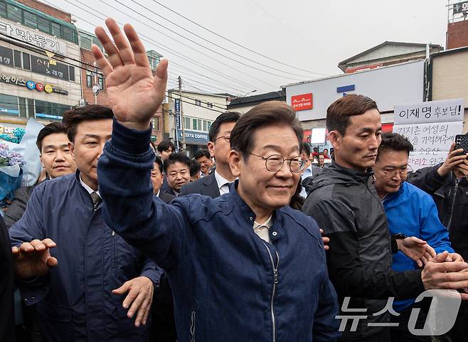 이재명 더불어민주당 대통령 후보가 1일 오후 경기도 연천군 전곡시외터미널 인근을 찾아 시민들을 향해 인사하고 있다. 2025.5.1/뉴스1 ⓒ News1 이재명 기자