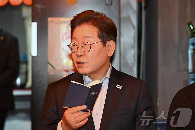 이재명 더불어민주당 대통령 후보가 1일 서울 종로구의 한 음식점에서 열린 비전형 노동자 간담회에 참석해 발언하고 있다. (공동취재) 2025.5.1/뉴스1 ⓒ News1 이재명 기자