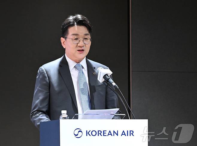 조원태 한진그룹 회장이 지난 3월 서울 강서구 대한항공 본사에서 열린 신규 CI 공개 기자간담회에서 취재진의 질문에 답하는 모습<자료시잔>. 2025.3.11/뉴스1 ⓒ News1 공항사진기자단
