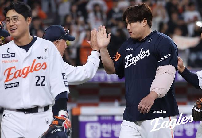 한화 류현진(오른쪽)이 30일 대전 한화생명 볼파크에서 열린 2025 KBO리그 정규시즌 LG전 승리 후 김경문 감독과 하이파이브하고 있다. 사진 | 한화 이글스