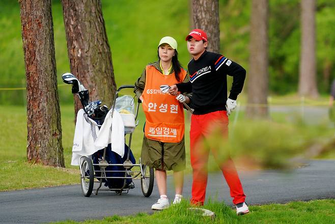 아마추어 국가대표 선수인 안성현이 1일 남서울CC에서 열린 GS칼텍스 매경오픈 1라운드에서 캐디와 함께 공략 지점을 바라보고 있다. 사진 | KGA