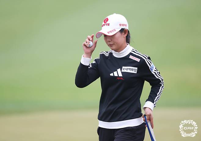 황유민이 1일 레이크우드CC에서 열린 크리스에프앤씨 제47회 KLPGA 챔피언십 1라운드에서 갤러리에게 인사하고 있다. 사진 | KLPGA
