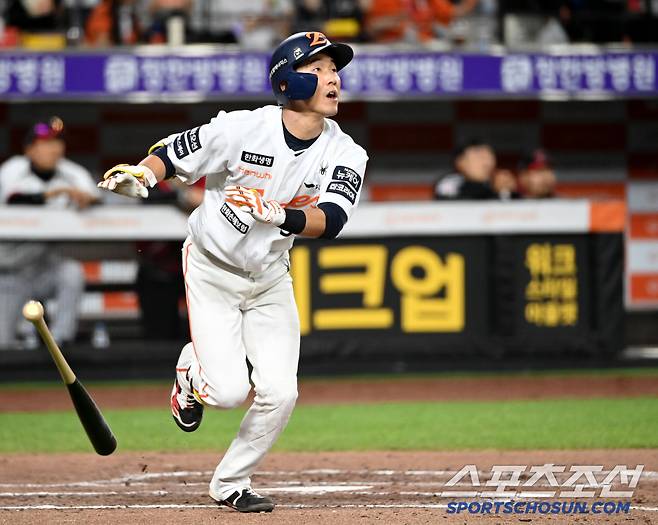 김진성의 2루 포크볼을 걷어올린 황영묵