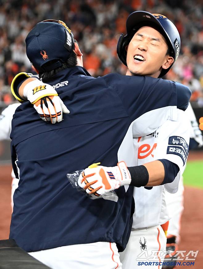 짜릿했던 한방, 동료들과 기쁨을 나누는 황영묵