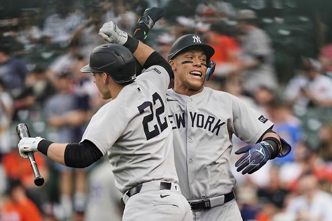 애런 저지가 1회 홈런을 터뜨리고 들어와 다음 타자 벤 라이스와 세리머리를 하고 있다. AP연합뉴스