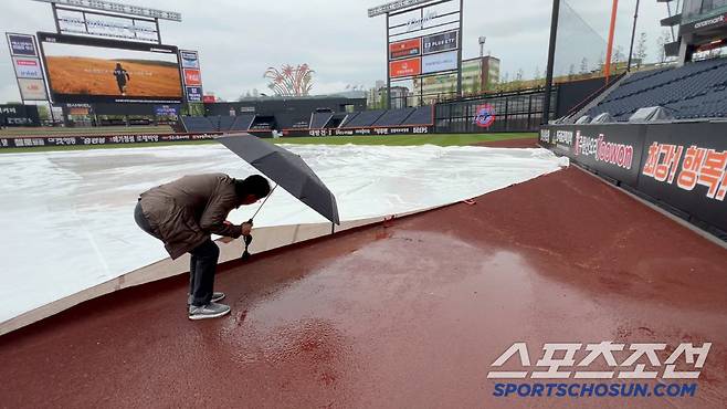 1일 대전한화생명볼파크에서 LG와 한화의 경기가 예정되어 있는 가운데 김시진 경기감독관이 방수포가 덮인 그라운드의 상태를 점검하고 있다. 대전=허상욱 기자wook@sportschosun.com/2025.05.01/