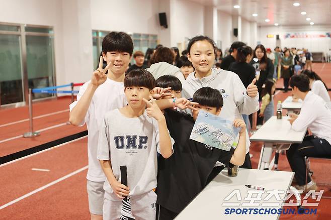 어린이날 진천선수촌에서 스포츠클라이밍 국가대표 스타 서채현의 사인을 받은  어린이들이 기념사진을 찍으며 즐거워하고 있다. 사진제공=대한체육회