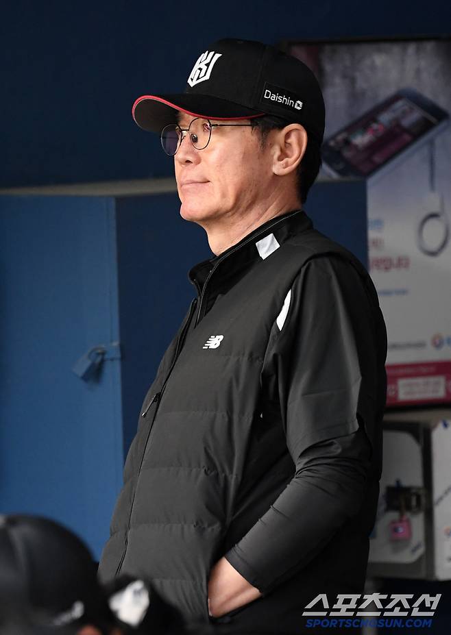 29일 잠실구장에서 열린 두산 베어스와 KT 위즈의 경기. 이강철 감독이 생각에 잠겨 있다. 잠실=박재만 기자 pjm@sportschosun.com/2025.04.29/