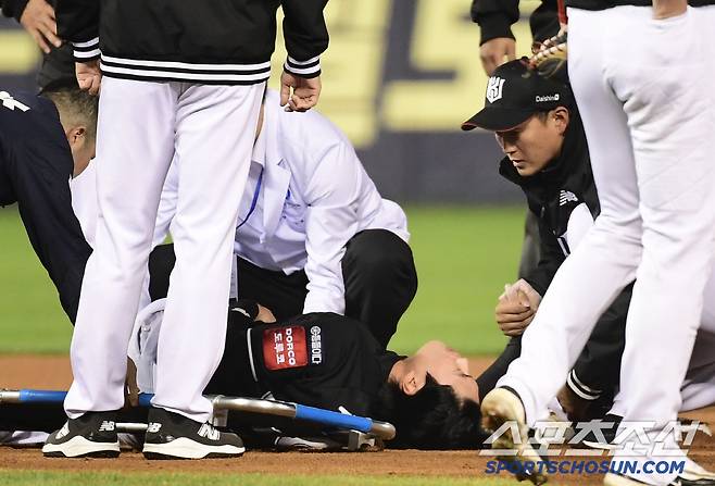 5월 1일 잠실구장에서 열린 KBO리그 두산과 KT의 경기. 6회말 두산 조수행 2루 도루 때 2루 수비에 나선 장준원이 부상을 당했다. 앰뷸런스에 실려가는 장준원. 잠실=송정헌 기자songs@sportschosun.com/2025.05.01/