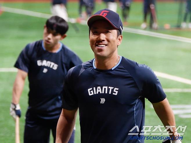 1일 서울 고척스카이돔에서 열린 롯데-키움전. 전준우가 관중석의 야구 관계자를 보며 활짝 웃고 있다. 고척=정재근 기자 cjg@sportschosun.com/2025.5.1/