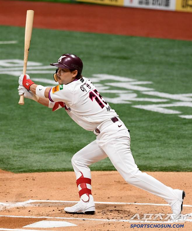 30일 서울 고척스카이돔에서 열린 키움 히어로즈와 롯데 자이언츠의 경기. 키움 이용규가 타격을 하고 있다. 고척=박재만 기자 pjm@sportschosun.com/2025.04.30/