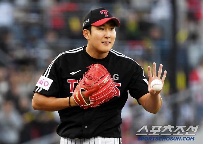 25일 광주 기아챔피언스필드에서 열린 KIA 타이거즈와 LG 트윈스의 경기. 1회말 1사 1루 KIA 위즈덤에게 사구를 허용한 LG 손주영이 미안하다는 제스처를 취하고 있다. 광주=박재만 기자 pjm@sportschosun.com/2025.04.25/