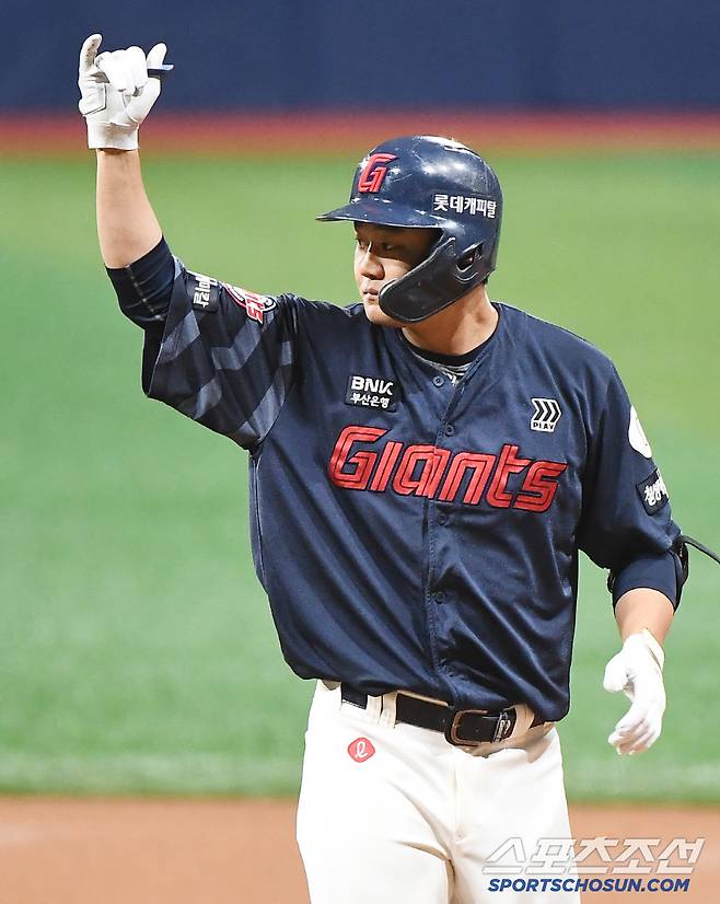 1일 서울 고척스카이돔에서 열린 롯데-키움전. 1회초 1사 1, 2루 손호영이 안타를 친 후 기뻐하고 있다. 고척=정재근 기자 cjg@sportschosun.com/2025.5.1/