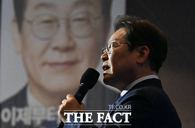 더불어민주당 제21대 대통령선거 후보자로 선출된 이재명 후보(가운데)가 27일 오후 경기 고양시 킨텍스에서 열린 더불어민주당 제21대 대통령선거 후보자 선출을 위한 수도권·강원·제주 합동연설회에 참석해 수락연설을 하고 있다. /고양=박헌우 기자