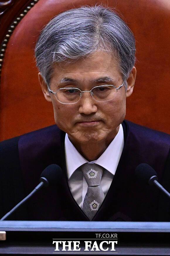 조희대 대법원장이 1일 오후 서울 서초구 대법원에서 이재명 더불어민주당 대선 후보의 공직선거법 위반 사건 상고심 선고를 위해 재판을 준비하며 입술을 굳게 다물고 있다. /남윤호 기자