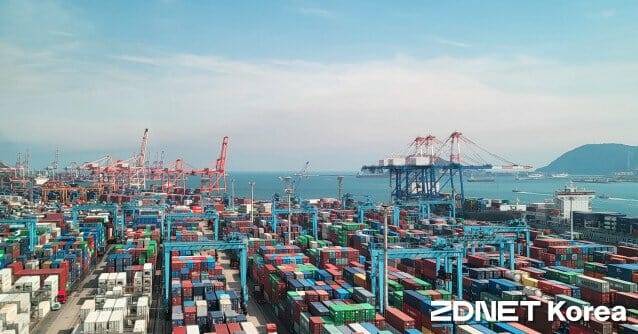 부산항에 적재된 컨테이너