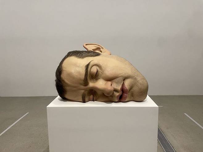 서울 종로구 국립현대미술관 서울관에서 열린 '론 뮤익' 전시에 '마스크 II'가 전시돼 있다. 서지영 기자