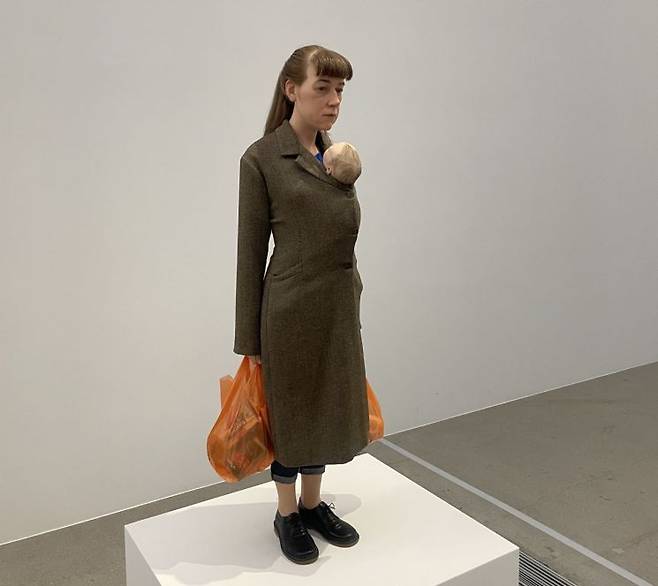 서울 종로구 국립현대미술관 서울관에서 열린 '론 뮤익' 전시에 '쇼핑하는 여인'이 전시돼 있다. 서지영 기자