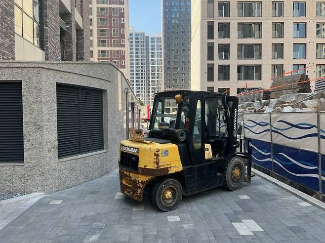 신축 아파트 통행로에 세워진 지게차가 차량 출입을 막고 있다. 북구 제공