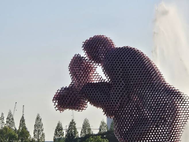 오늘날씨, 내일날씨, 주간날씨 예보 ⓒbnt뉴스= 금요일인 내일(2일) 날씨는 전국이 가끔 구름 많다가, 오후부터 차차 흐려지겠다. 이날 전국 대부분 지역에 바람이 순간풍속 시속 55km 이상(산지 시속 70km 이상)으로 강하게 부는 곳이 있겠다.