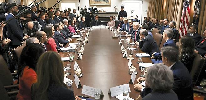 도널드 트럼프 미국 대통령이 2월 26일 워싱턴 DC 백악관에서 2기 임기 첫 내각회의를 소집했다. 오른쪽 중앙의 트럼프를 중심으로 각료들이 둘러앉은 가운데, 최고 실세인 일론 머스크 정부효율부 수장(테슬라 최고경영자)이 모자 쓴 캐주얼 차림으로 벽난로 오른쪽에 서 있다. 트럼프는 J D 밴스 부통령에 앞서 머스크에게 발언권을 줄 정도로 그를 챙겼다. 트럼프는 이날 "유럽산 수입품에 25% 관세를 부과하겠다"고 했다. /AP 연합뉴스