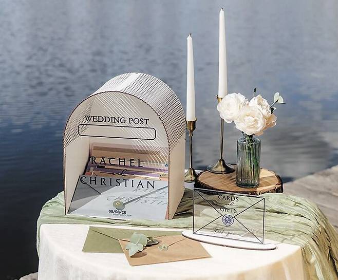 미국 등 서구 결혼식에서 쓰는 ‘머니 박스’는 축의금을 주길 원하는 소수의 하객을 위해 작은 크기로 만든다. /Etsy