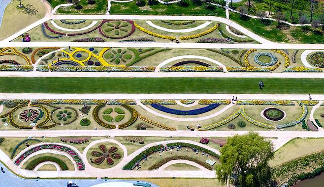 순천만국가정원을 찾은 관광객들이 형형색색의 꽃밭 사이를 거닐며 봄날의 정취를 만끽하고 있다. /김영근 기자