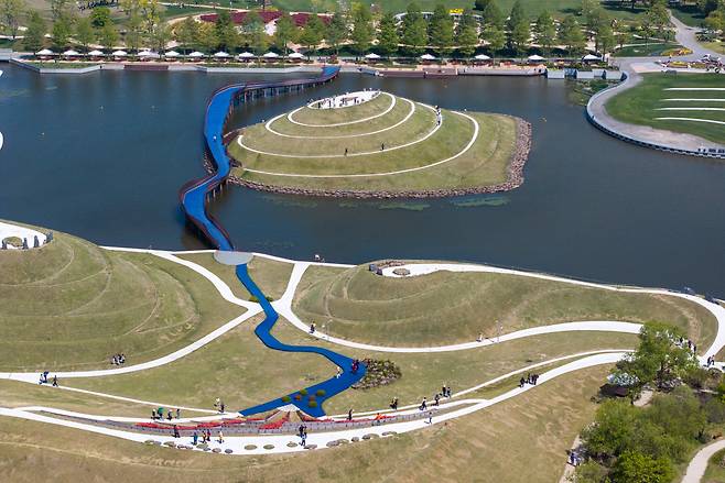 순천만 정원과 호수를 드론으로 찍은 샷. 자연과 인공의 경계가 조화롭게 어우러진 생태정원의 상징적 풍경이다. /김영근 기자