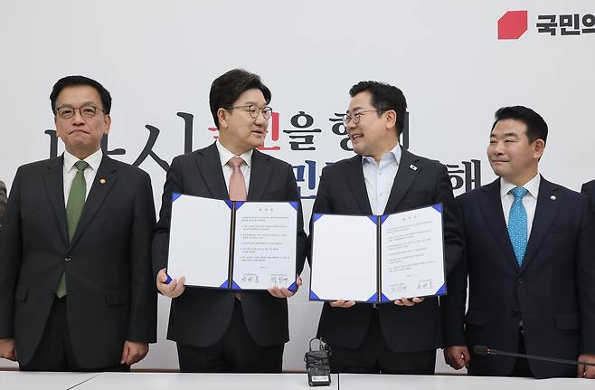 1일 서울 여의도 국회에서 더불어민주당 박찬대(오른쪽 두번째) 당대표 직무대행 겸 원내대표와 국민의힘 권성동 원내대표가 추경안 합의문에 서명한 뒤 기념촬영을 하고있다. 왼쪽은 최상목 기재부 장관, 오른쪽은 박정 예결특위위원장./연합뉴스