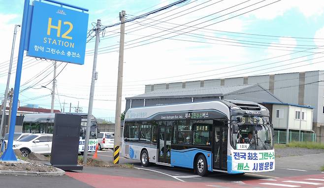 제주시 조천읍 함덕리 수소충전소에서 ‘그린수소’를 충전한 수소버스가 전국에서 처음으로 운행을 시작했다./제주도